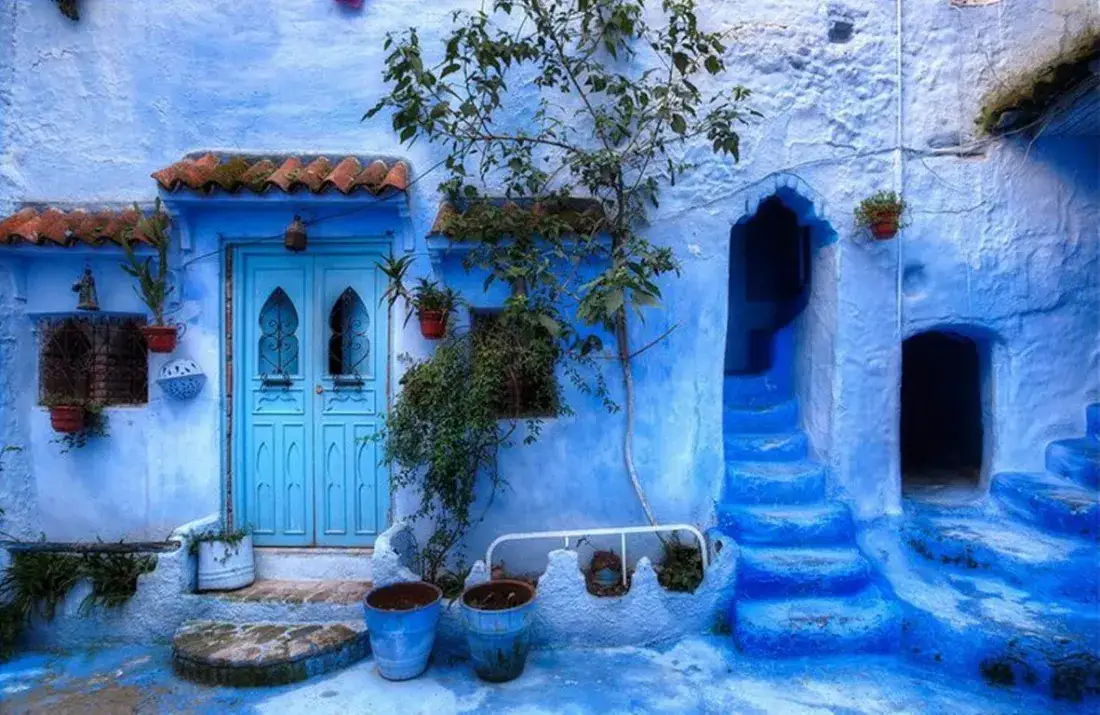 Casa azul e escadas em Chefchaouen – Grande circuito de 10 dias a partir de Marrakech