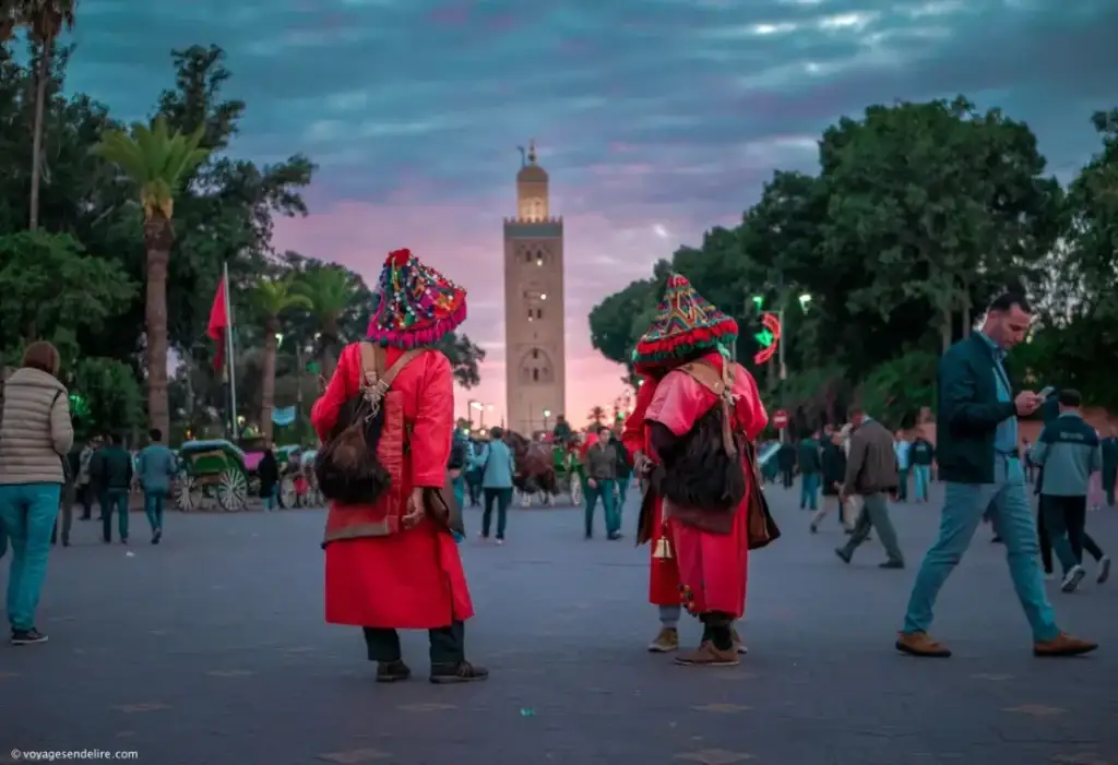 Praça Jemaa el-Fna, em Marraquexe, com o minarete da Koutoubia