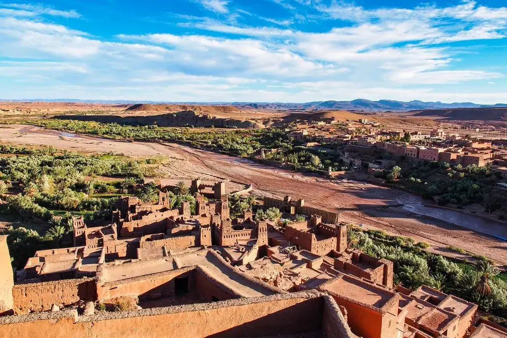 Vista aérea da kasbah de Ait Ben Haddou e do rio – Viagem de 10 Dias a Marrocos a Partir de Casablanca