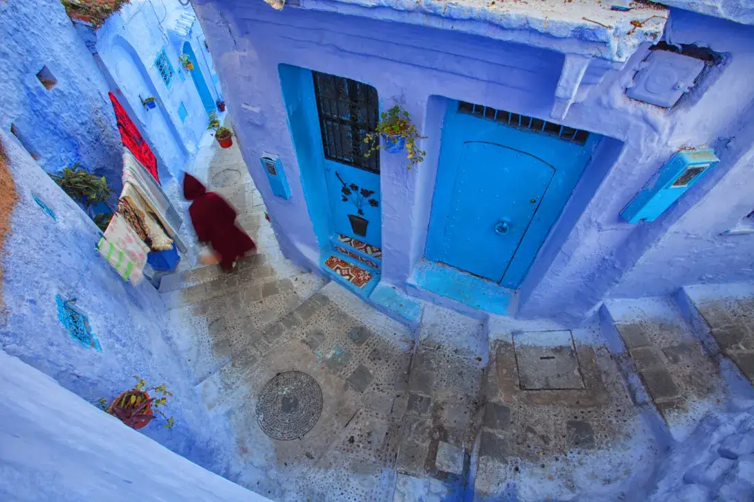Viela azul vista de cima em Chefchaouen – Viagem de 10 Dias a Marrocos a Partir de Casablanca