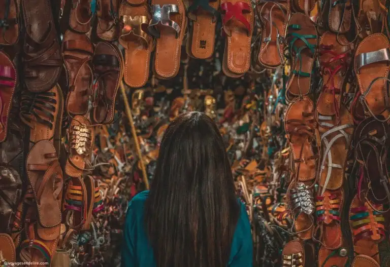 Artigos de couro e lanternas num souk de Marrakech – Viagem de 13 dias no Marrocos a partir de Tânger