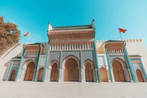 Porta de palácio com azulejos verdes em Fez – Viagem de 13 dias no Marrocos a partir de Casablanca