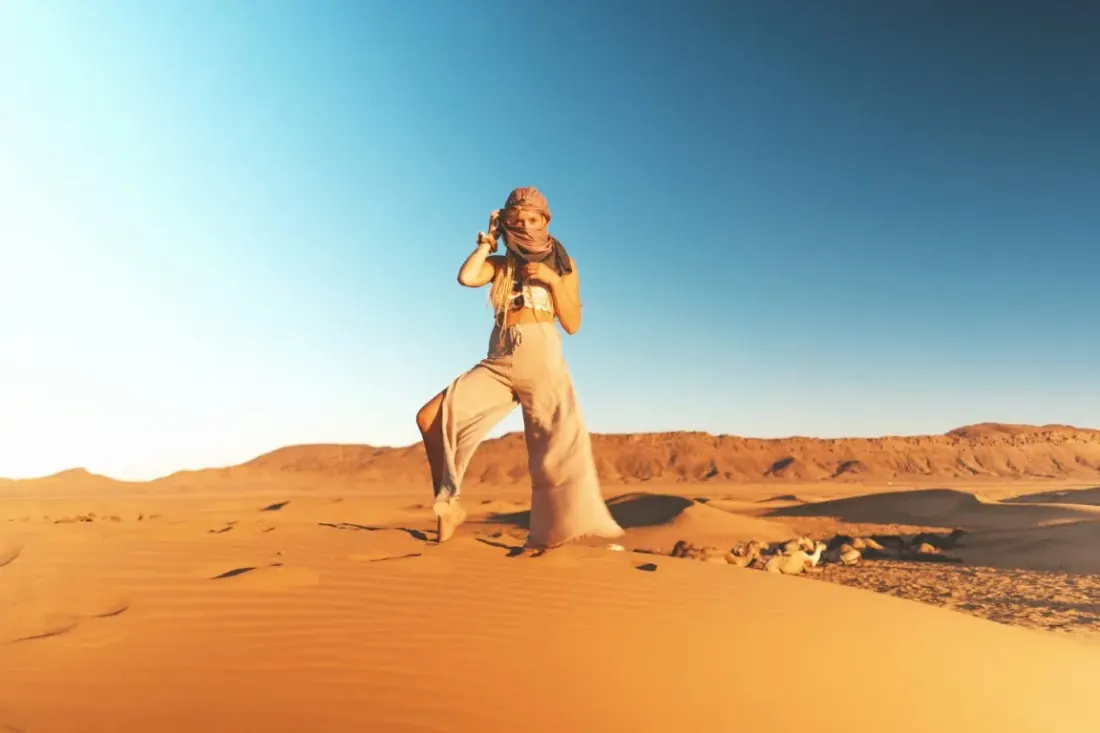 Viajante de pé numa duna do Saara – Viagem de 2 dias ao deserto de Zagora a partir de Marrakech