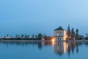 Pavilhão e piscina de Menara, em Marrakech, ao entardecer – Viagem de 3 dias de Errachidia a Marrakech pelo deserto