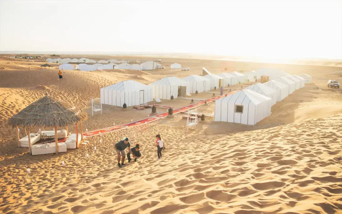 Veduta aerea delle tende di un campo nel deserto – Tour nel Deserto di 3 Giorni da Fes a Marrakech