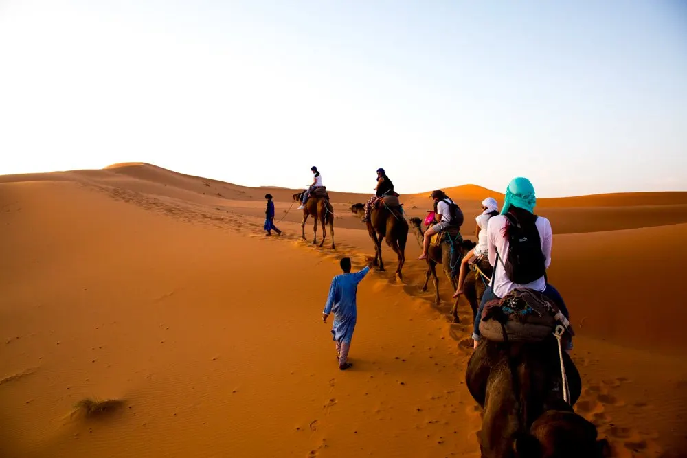 Escursione in dromedario tra le dune all’ora d’oro – Tour nel Deserto di 3 Giorni da Fes a Marrakech