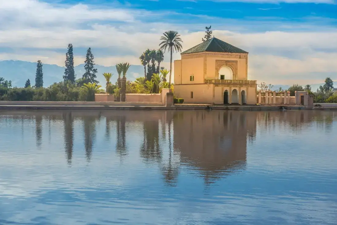 Padiglione dei Giardini della Menara riflesso nella vasca – Tour nel Deserto di 3 Giorni da Fes a Marrakech