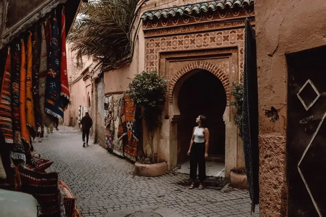 Viaggiatore in un vicolo della medina di Marrakech – Tour nel Deserto di 3 Giorni da Fes a Marrakech