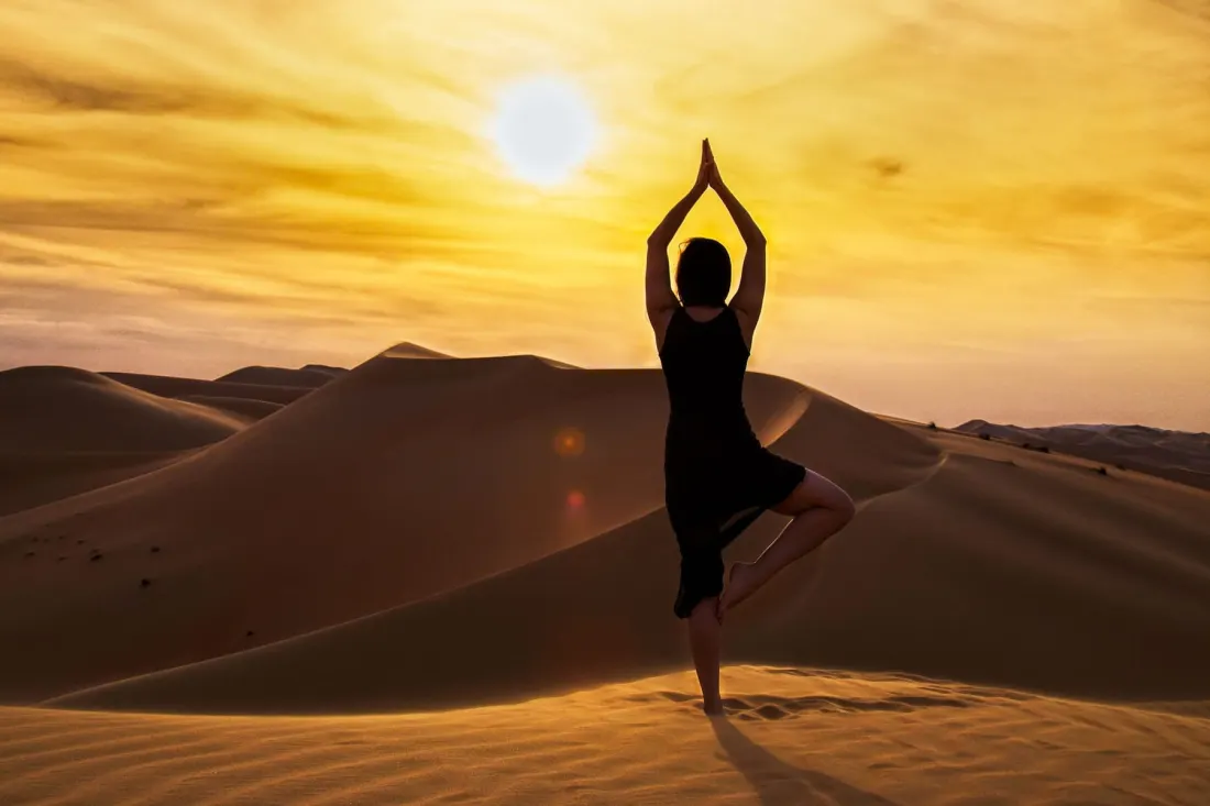 Posizione yoga su una duna al tramonto – Tour nel Deserto di 3 Giorni da Fes a Marrakech