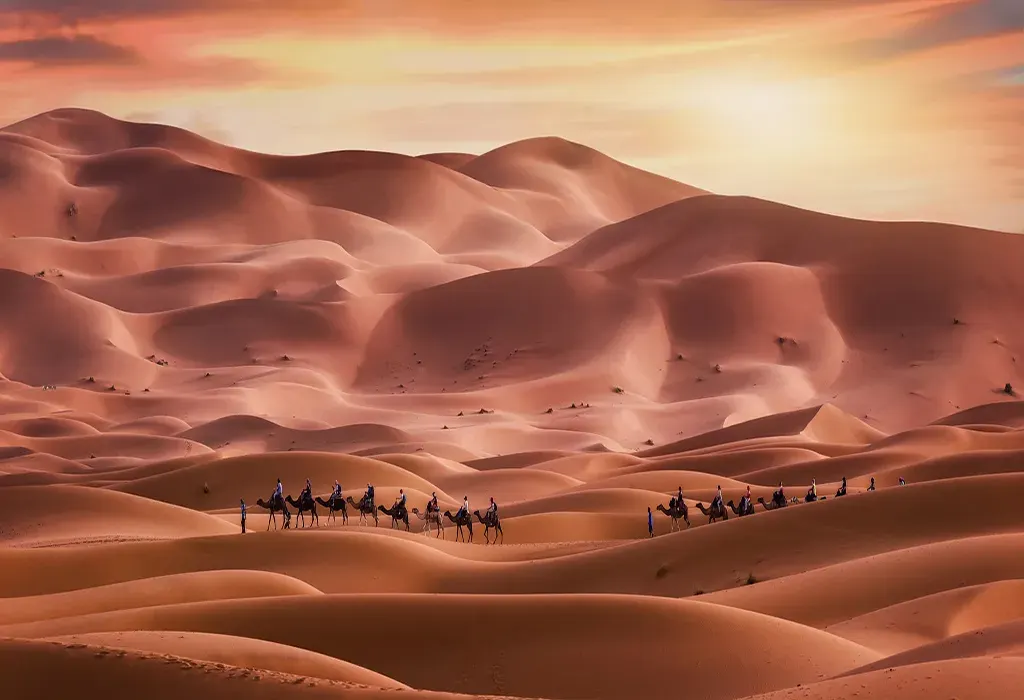 Caravana a atravessar dunas suaves do Saara – Viagem de 3 dias ao deserto de Errachidia a Merzouga