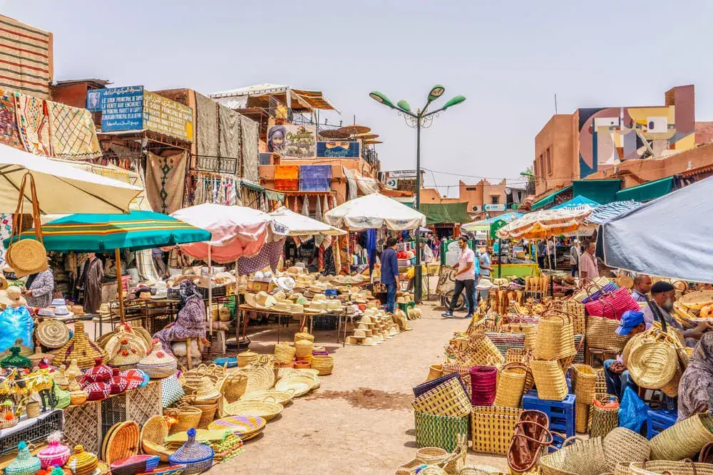 Bancarelle colorate in un mercato marocchino – Tour nel Deserto di 3 Giorni da Ouarzazate a Marrakech