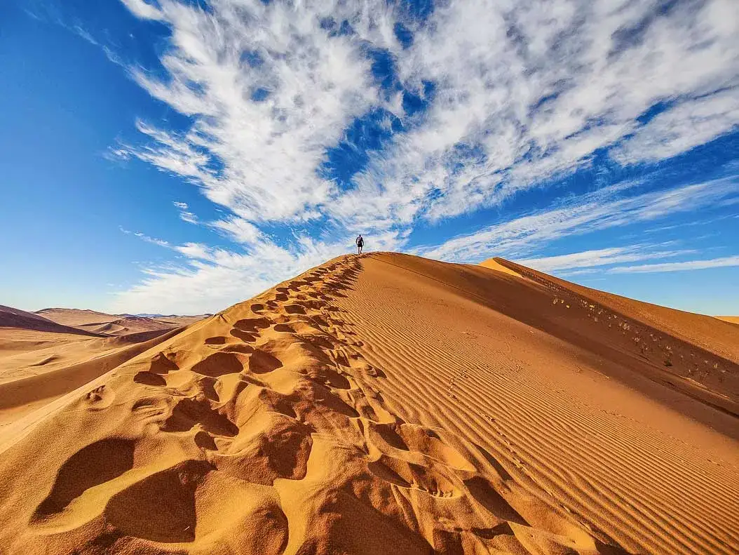 Pegadas ao longo da crista de uma duna do Saara – Excursão ao deserto de 3 dias de Errachidia a Fez