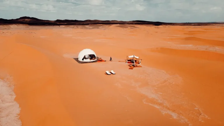 Tenda branca isolada no deserto cor de laranja – Viagem ao deserto de 3 dias de Marrakech a Fez