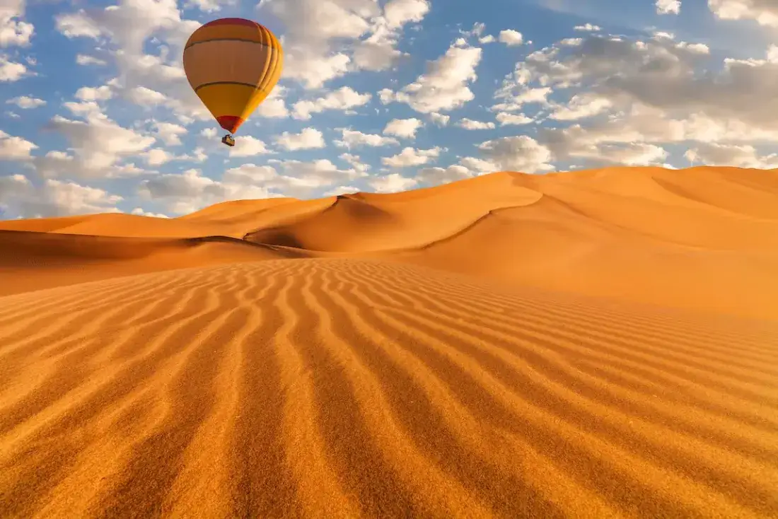 Balão de ar quente sobre dunas ondulantes – Roteiro de 4 Dias em Marrocos com Deserto a Partir de Fez