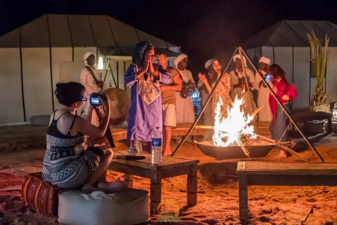 Músicos berberes em torno de uma fogueira num acampamento no deserto – Viagem de 4 Dias ao Deserto a Partir de Marrakech