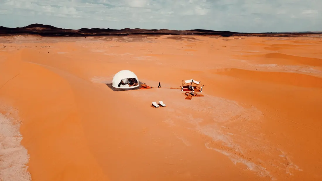 Tenda branca isolada no deserto cor de laranja – Excursão ao deserto de 4 dias de Marraquexe a Fez