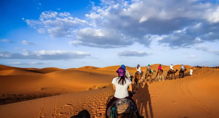 Cavaleiro de camelo pelas dunas cor de laranja – Excursão ao deserto de 4 dias de Errachidia a Marraquexe