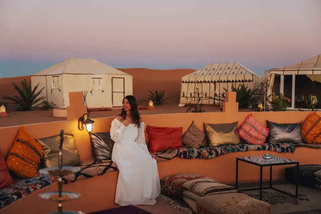 Viaggiatore che si rilassa nella zona relax di un campo nel deserto – Tour nel Deserto di 5 Giorni da Marrakech a Fes