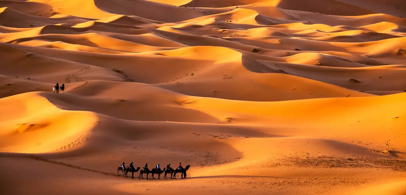 Pequena caravana a atravessar um mar de dunas – Excursão de 5 Dias ao Deserto de Marrocos a Partir de Tânger