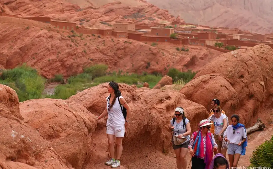 Escursionisti su formazioni di roccia rossa nel sud del Marocco – Tour del Marocco di 6 Giorni da Tangeri