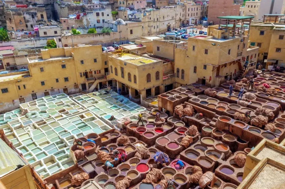 Vasche di tintura del cuoio nelle concerie di Fes – Tour del Marocco di 6 Giorni da Tangeri