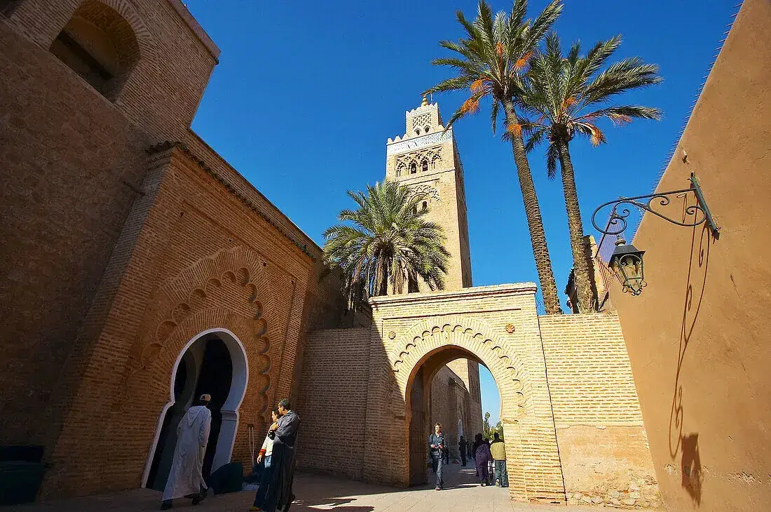 Porta della città di Marrakech con il minareto della Koutoubia – Tour del Marocco di 6 Giorni da Tangeri