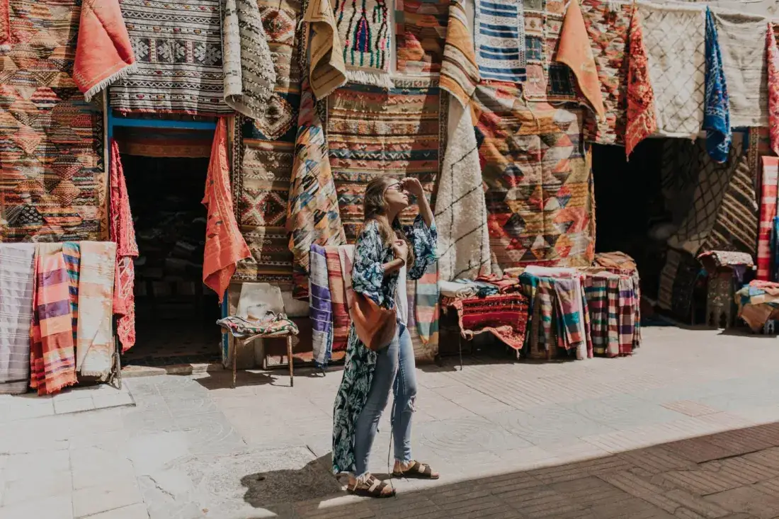 Viaggiatore in un negozio di tappeti e tessuti in una medina – Tour del Marocco di 6 Giorni da Casablanca