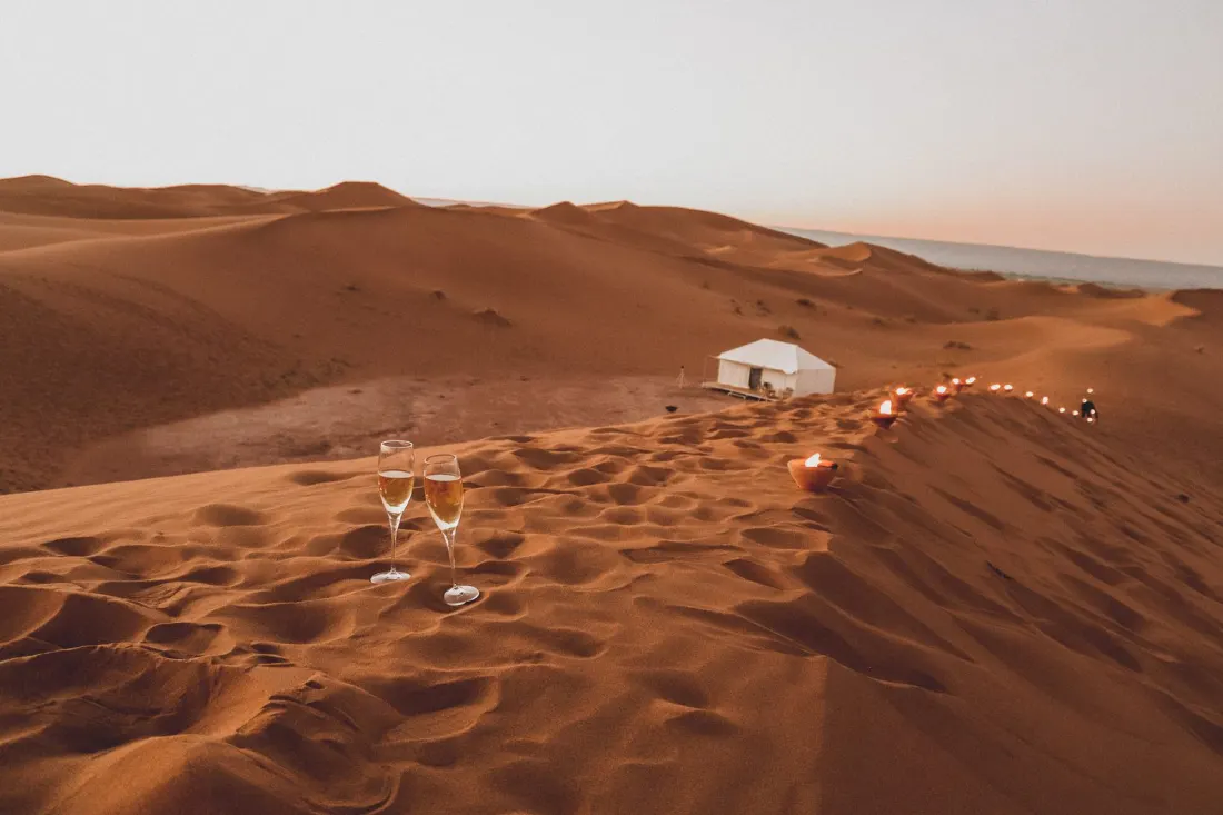 Tenda isolada no topo de uma duna do Saara – Viagem de 7 Dias ao Marrocos a Partir de Fez
