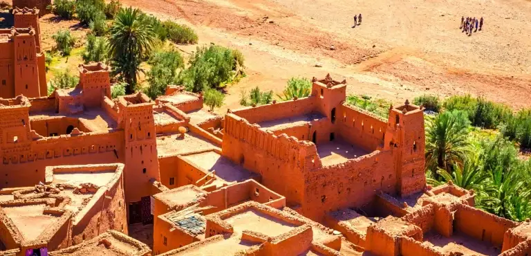 Viagem de 7 dias no Marrocos a partir de Tânger: kasbah de Ait Ben Haddou e palmeiral vistos de cima