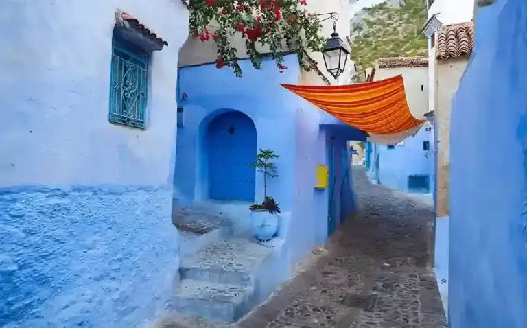 Ruas azuis de Chefchaouen na viagem de 7 dias em Marrocos a partir de Tânger