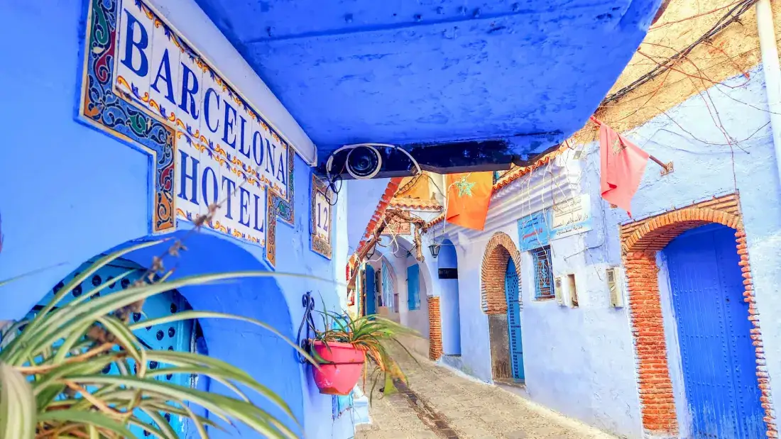 Strada blu con una porta arancione a Chefchaouen – Tour del Marocco di 8 Giorni da Casablanca