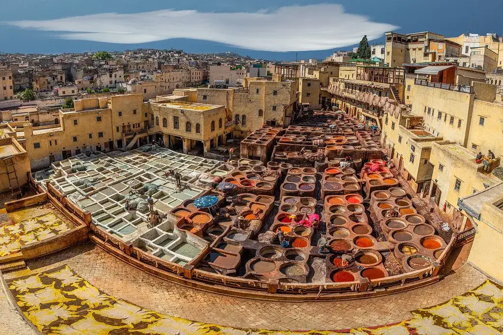 Vista aérea dos coloridos curtumes de Fez – Roteiro essencial de 8 dias no Marrocos a partir de Marrakech