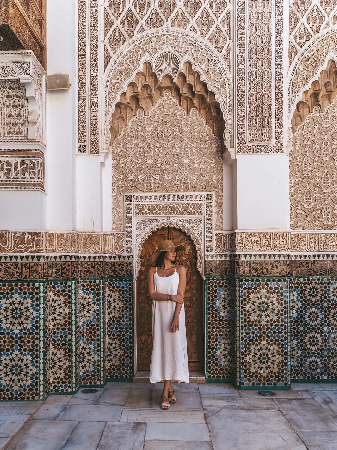 Mesquita Koutoubia e dançarinos tradicionais em Marraquexe